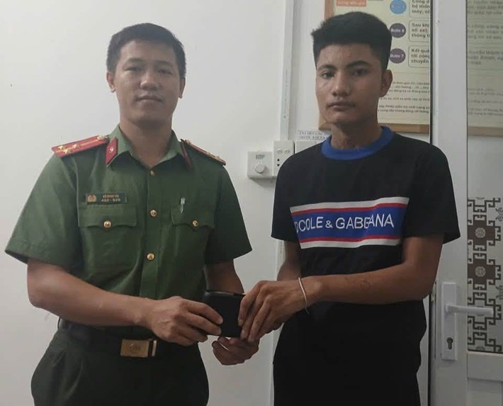 Cơ quan chức năng tiếp nhận chiếc ví mà công dân nhặt được để trao trả cho người đánh mất. Ảnh: Công an Công Hải (9.2026)