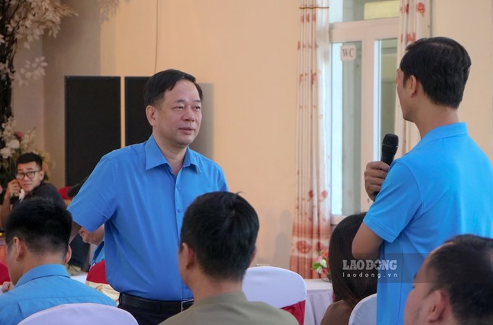 Ông Tống Văn Băng - Trưởng Ban Quan hệ Lao động Tổng LĐLĐ Việt Nam - trao đổi với cán bộ Công đoàn tại hội nghị. Ảnh: Nguyễn Luân