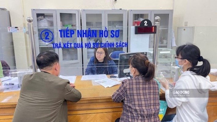 Cán bộ BHXH Việt Nam tư vấn cho người lao động về thủ tục nhận lương hưu. Ảnh: Hà Anh