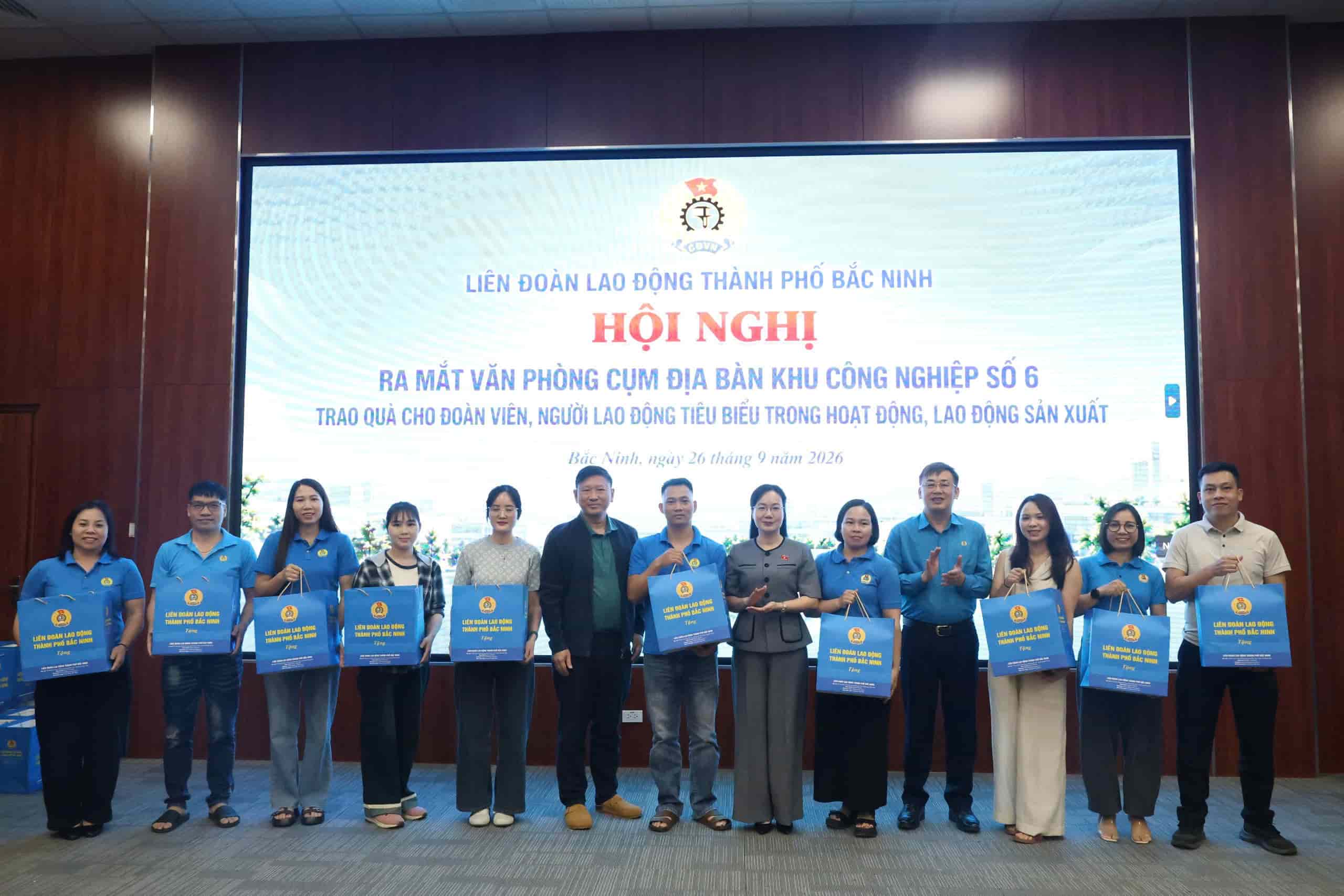 Nhân dịp này, Liên đoàn Lao động thành phố Bắc Ninh trao 100 suất quà cho công nhân lao động tiêu biểu trong hoạt động và lao động sản xuất. Ảnh: Quyết Chiến.