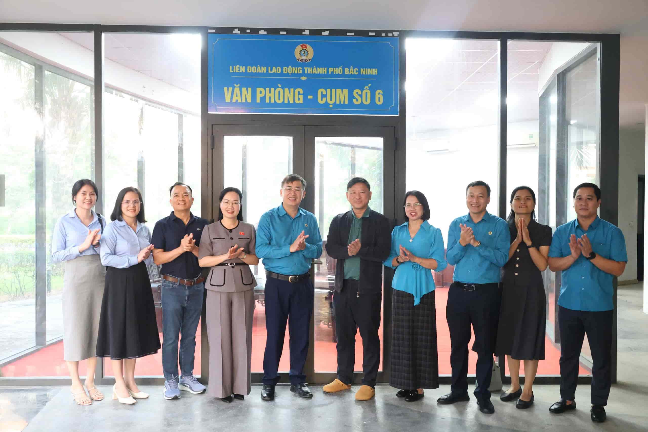 Trong khuôn khổ chương trình, Liên đoàn Lao động thành phố Bắc Ninh tổ chức ra mắt Văn phòng đại diện tại Cụm địa bàn khu công nghiệp số 6. Ảnh: Quyết Chiến.