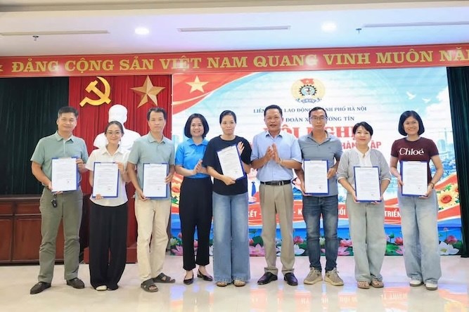 Công đoàn xã Thường Tín trao Quyết định thành lập 7 công đoàn cơ sở. Ảnh: Công đoàn xã Thường Tín