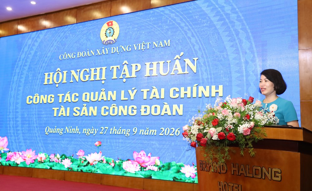 TS. Nguyễn Thị Ngọc Lan, Ủy viên Ban Chấp hành, Phó Trưởng ban Công tác Công đoàn Tổng Liên đoàn Lao động Việt Nam truyền đạt các nội dung tại Hội nghị tập huấn. Ảnh: Công đoàn Xây dựng Việt Nam