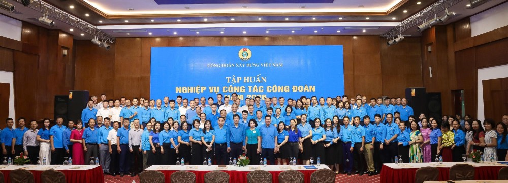 Các đại biểu tham dự hội nghị chụp ảnh lưu niệm. Ảnh: Công đoàn Xây dựng Việt Nam