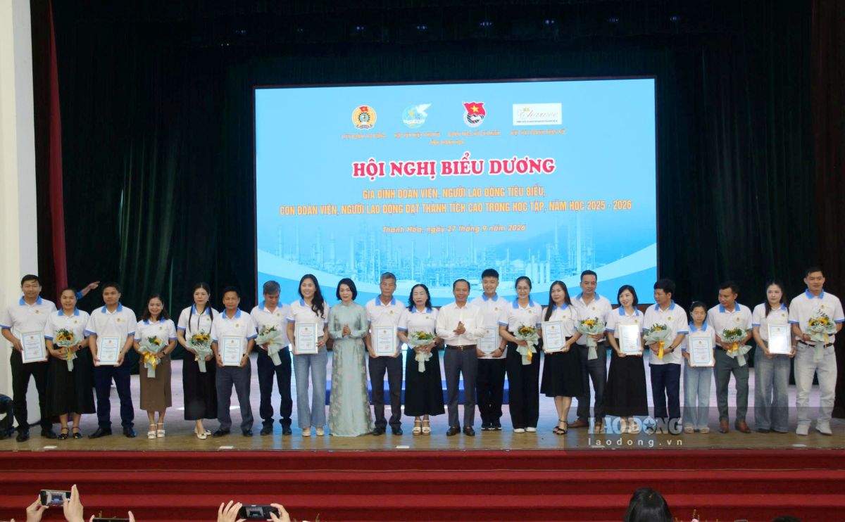Đại diện lãnh đạo Ủy ban MTTQ tỉnh và LĐLĐ tỉnh trao Giấy chứng nhận gia đình đoàn viên, NLĐ tiêu biểu năm 2026. Ảnh: Quách Du (chụp ngày 27.9.2026)