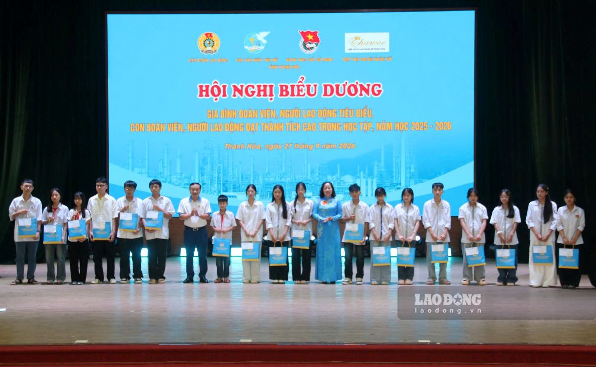 Đại diện lãnh đạo LĐLĐ tỉnh Thanh Hóa trao quà cho các cháu là con đoàn viên đạt thành tích cao trong học tập năm học 2025-2026. Ảnh: Quách Du (chụp ngày 27.9.2026)