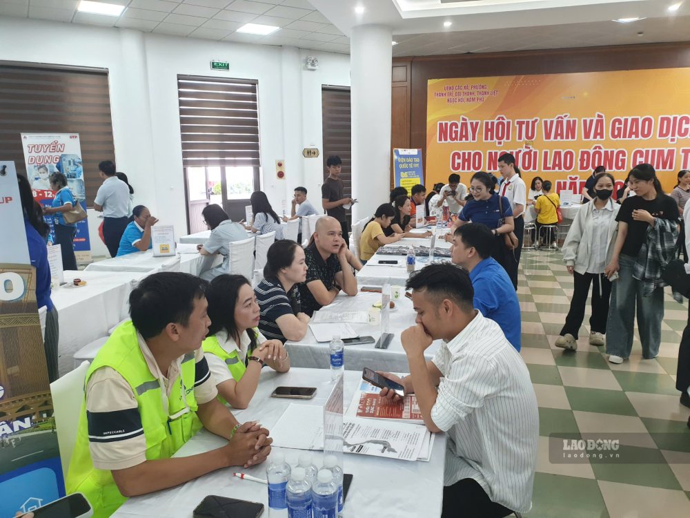 Ngày hội việc làm cụm Thanh Trì ghi nhận 217 chỉ tiêu có mức thu nhập từ 15 triệu đồng/tháng trở lên. Ảnh: Quỳnh Chi