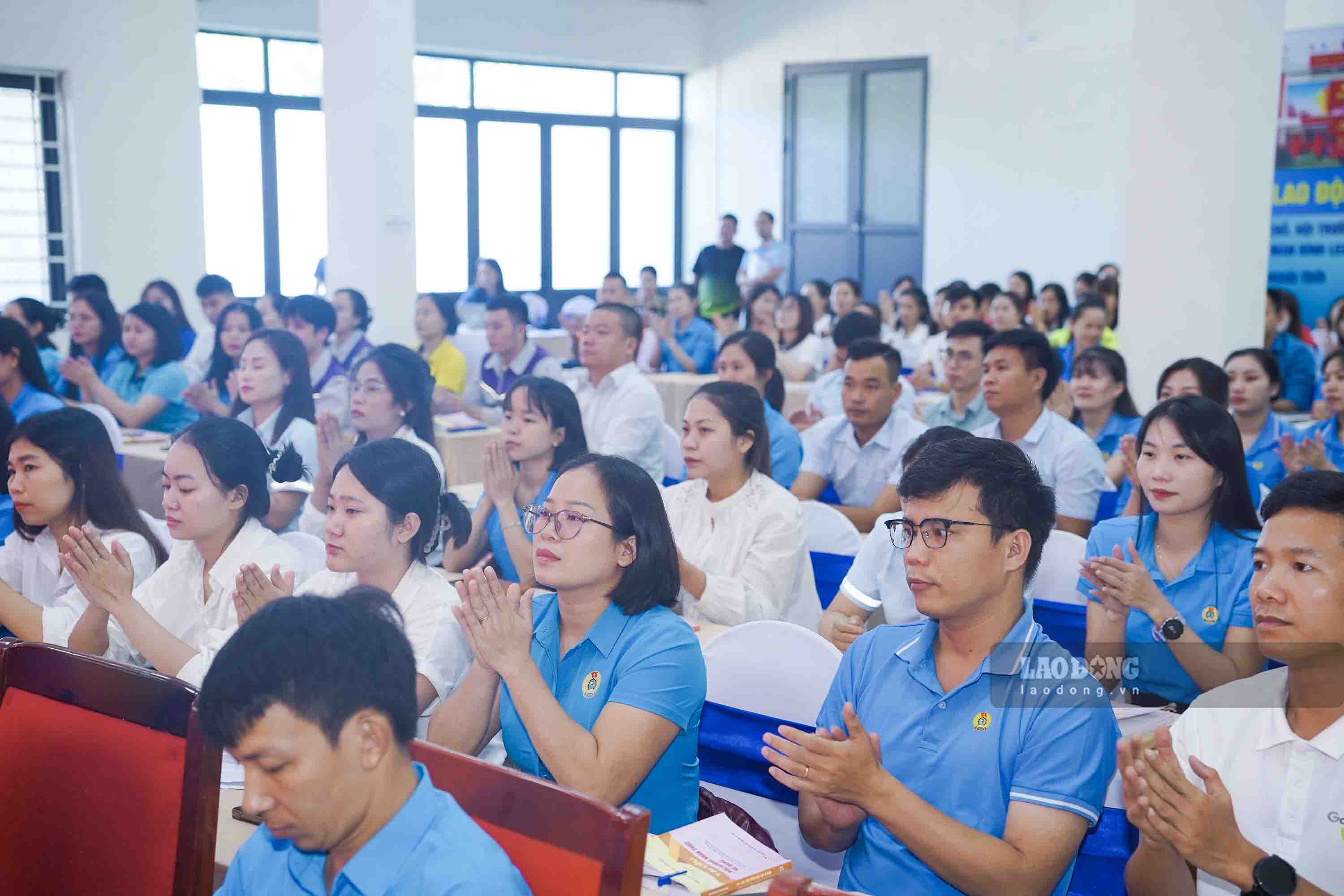Các học viên tham dự lớp bồi dưỡng nhận thức về Đảng dành cho đoàn viên, người lao động trong các doanh nghiệp. Ảnh: Duy Chương