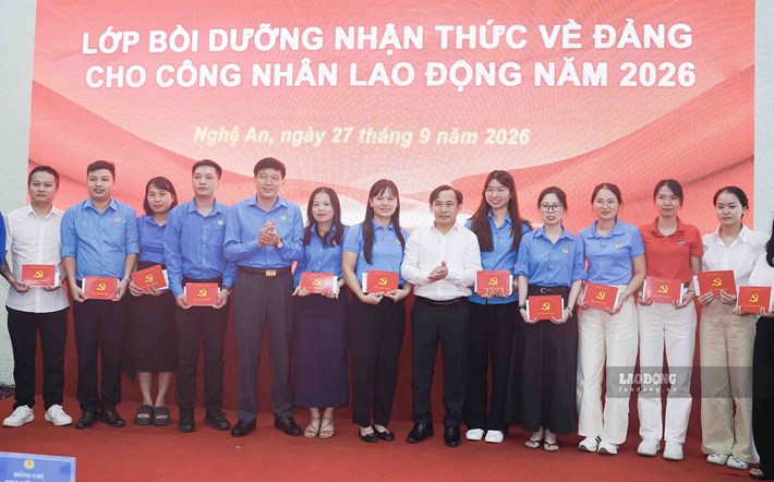 Trao thưởng cho các học viên có thành tích xuất sắc tại lớp bồi dưỡng nhận thức về Đảng. Ảnh: Duy Chương