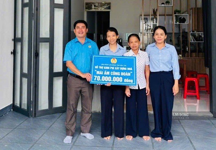 Đoàn viên Đào Thị Nguyệt được Công đoàn tỉnh Đắk Lắk hỗ trợ 70 triệu đồng xây dựng mái ấm mới. Ảnh: Anh Tuấn