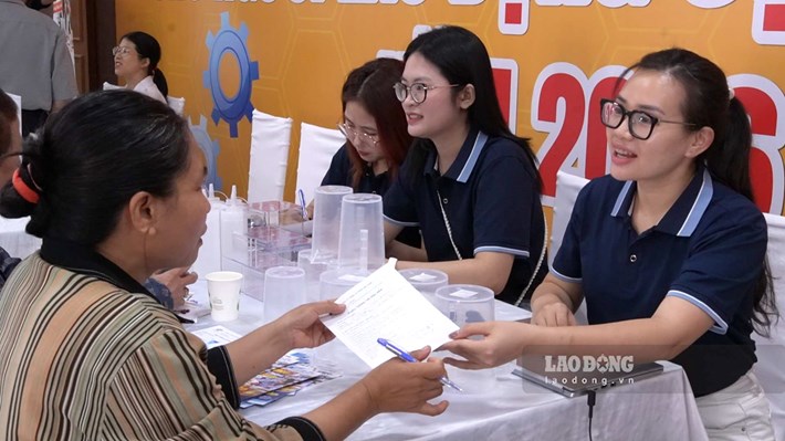 Người dân tìm việc làm, chuyển đổi sinh kế sau thu hồi đất. Ảnh chụp ngày 27.9. Ảnh: Cao Thơm
