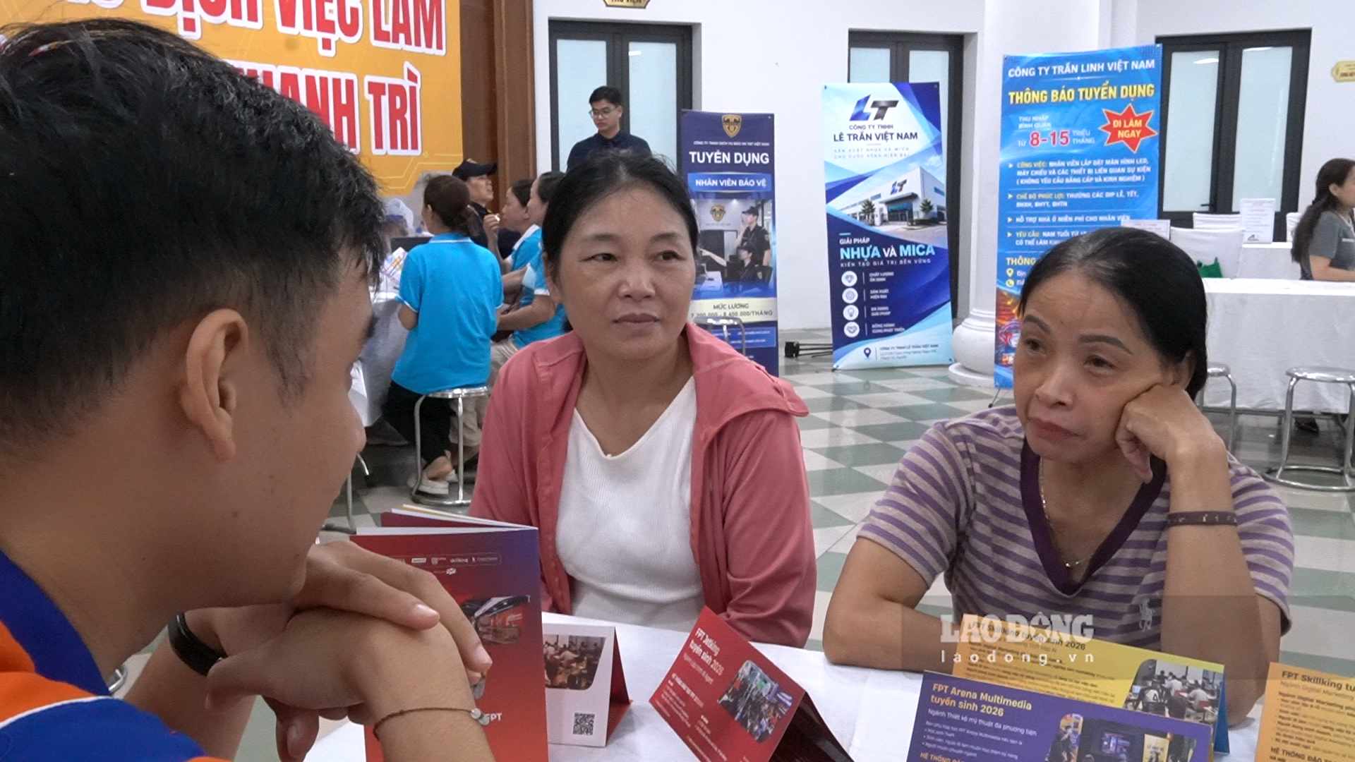 Các phiên giao dịch trực tiếp mở ra nhiều cơ hội việc làm cho người lao động với nhiều vị trí tuyển dụng đa dạng. Ảnh: Cao Thơm