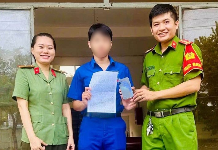 Công an xã Hàm Thuận Nam hỗ trợ tìm kiếm và trao lại chiếc điện thoại do nam sinh làm thất lạc, tháng 9.2026. Ảnh: Công an cung cấp