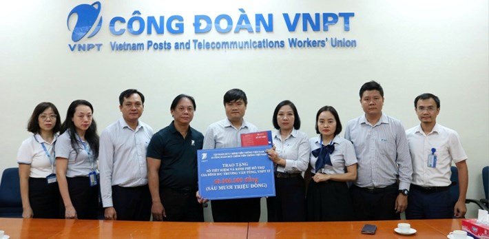 Công đoàn VNPT trao sổ tiết kiệm cho đoàn viên có hoàn cảnh khó khăn. Ảnh: Công đoàn VNPT