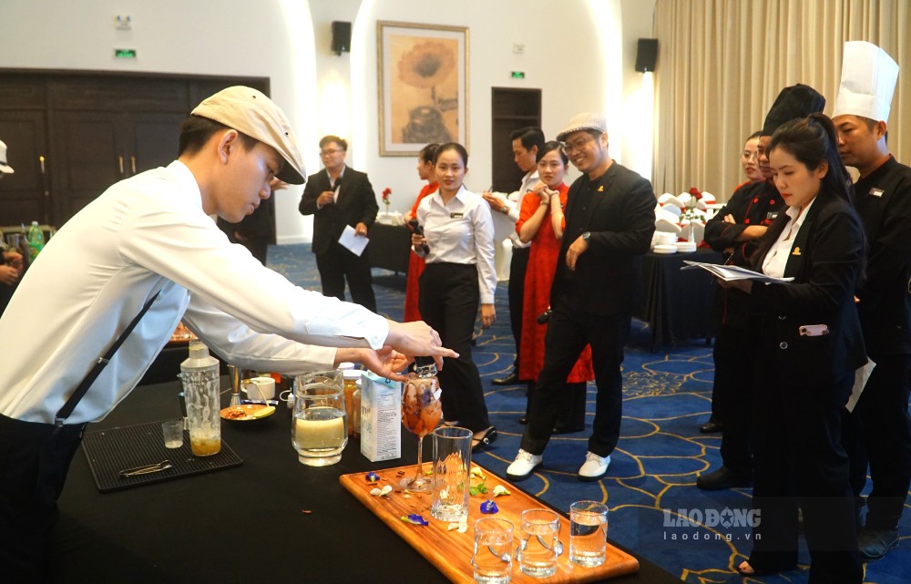 Thí sinh thực hiện phần thi pha chế (ảnh chụp ngày 27.9.2026). Ảnh: Nhật Hồ.