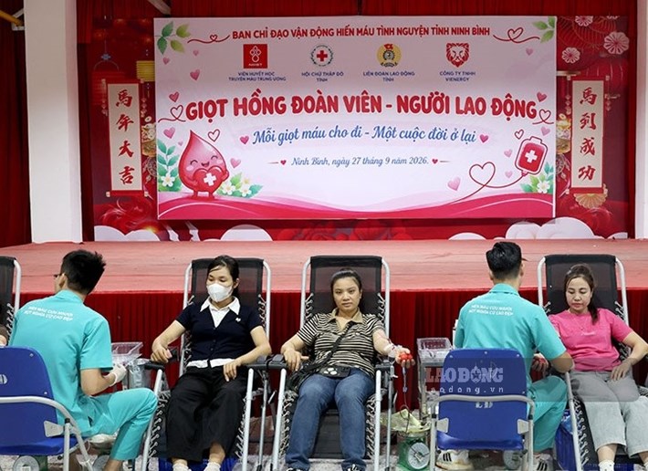 Đông đảo đoàn viên, người lao động tại Ninh Bình tham gia hiến máu tình nguyện (ảnh chụp ngày 27.9). Ảnh: Nguyễn Trường