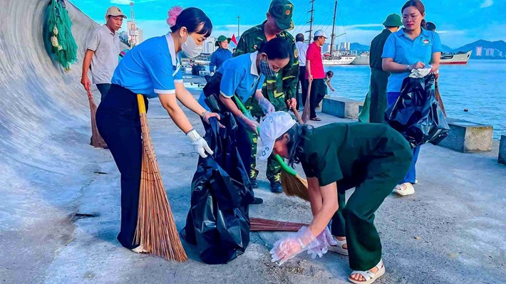 Nhiều người tham gia Ngày Chủ nhật Xanh để bảo vệ môi trường. Ảnh: Mặt trận phường Nha Trang
