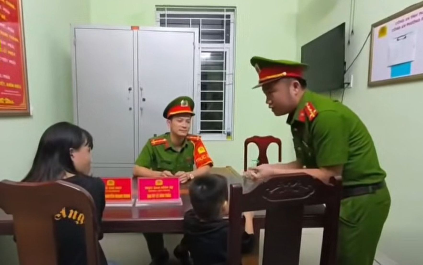 Công an đưa hai mẹ con đi lạc trong đêm về nhà