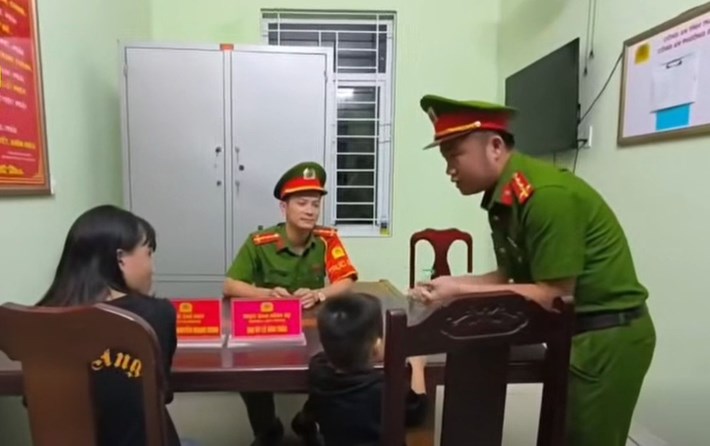 Công an phường Đào Duy Từ ân cần chăm sóc và tìm hiểu thông tin 2 mẹ con đi lạc. Ảnh: Công an phường Đào Duy Từ