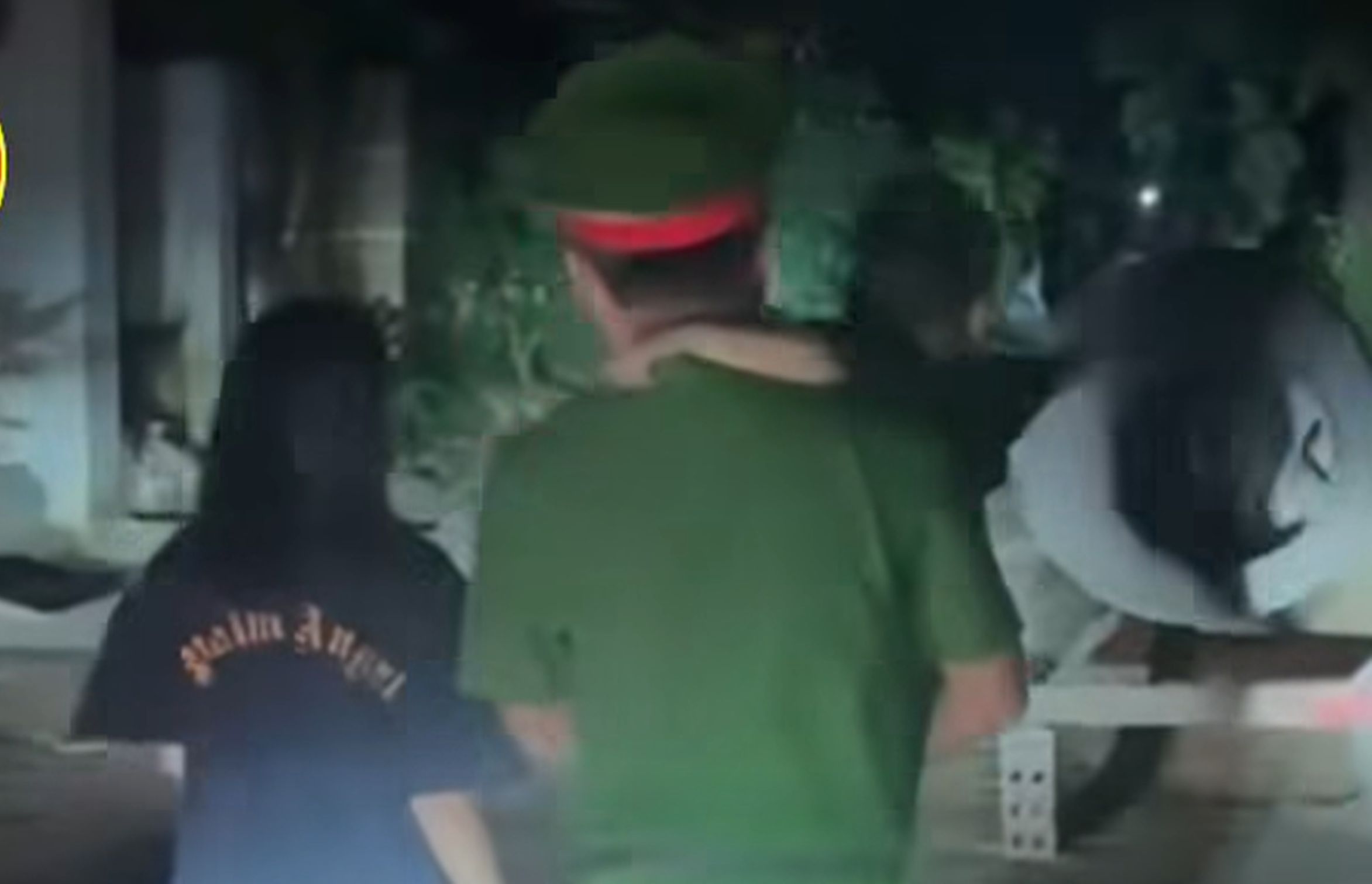 Công an phường Đào Duy Từ đi 50km, đưa hai mẹ con bị lạc về đoàn tụ gia đình trong đêm. Ảnh cắt từ clip của Công an phường Đào Duy Từ