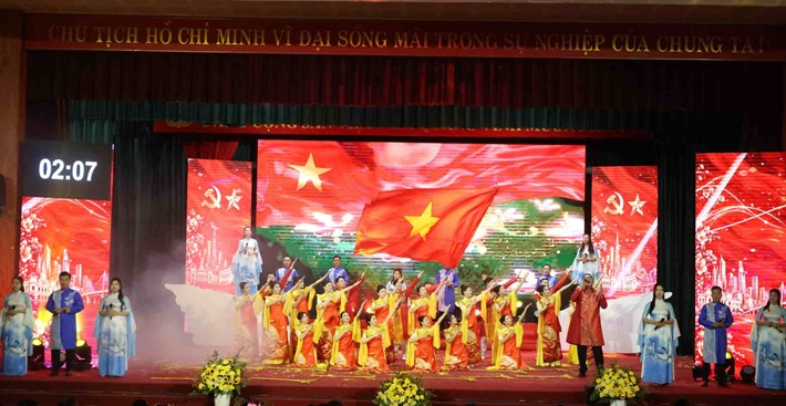 16 đội xuất sắc nhất đến từ các công đoàn cơ sở hội tụ tại vòng Chung kết Liên hoan văn nghệ. Ảnh: Quyết Chiến.