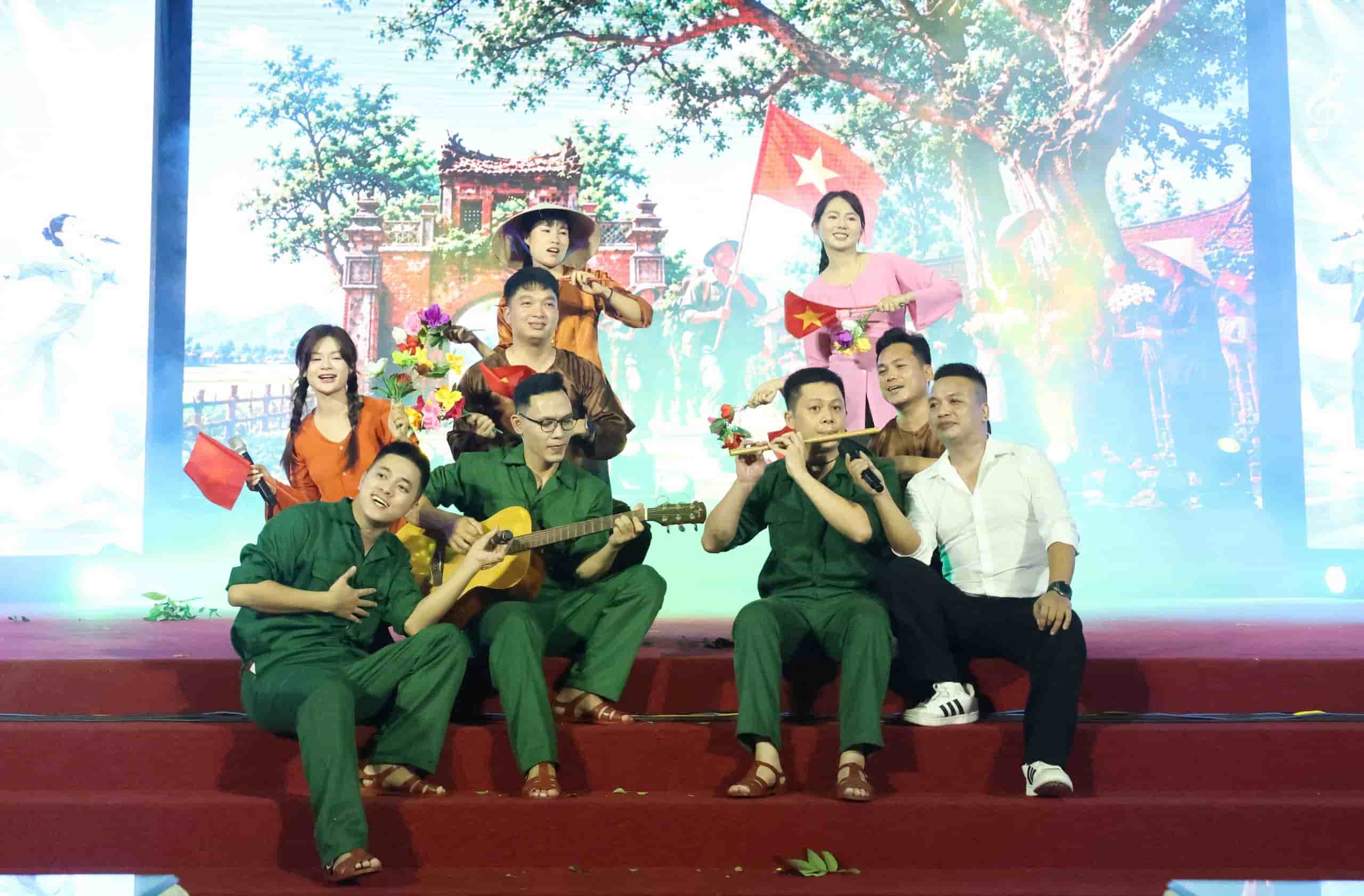 Chương trình văn nghệ tại Chung kết Liên hoan văn nghệ công nhân, viên chức, lao động thành phố Bắc Ninh. Ảnh: Quyết Chiến. 