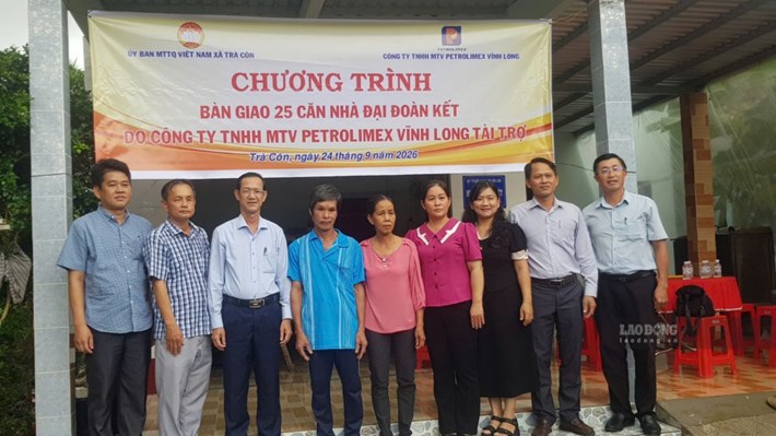 Ủy ban Mặt trận Tổ quốc Việt Nam tỉnh Vĩnh Long bàn giao nhà Đại đoàn kết cho hộ nghèo, giúp người dân có thêm điều kiện ổn định cuộc sống. Ảnh chụp tại lễ bàn giao nhà ở xã Trà Côn ngày 24.9.2026. Ảnh: Hoàng Lộc