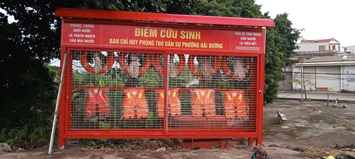 Những chiếc áo phao được bố trí sẵn trong tủ cứu sinh. Ảnh: Ban chỉ huy quân sự phường Hải Dương cung cấp