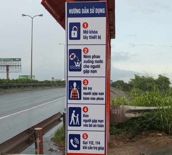 Bảng hướng dẫn sử dụng được đặt ngay cạnh thiết bị cứu sinh.