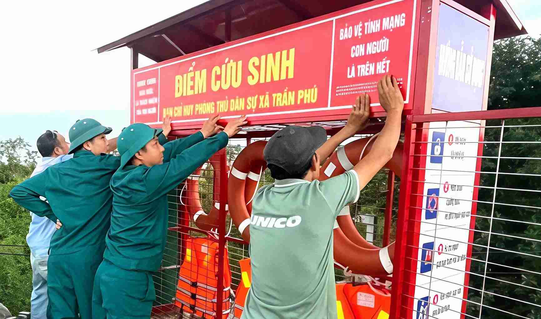 Điểm cứu sinh tại cầu Bình, xã Trần Phú, được trang bị nhiều thiết bị hỗ trợ cứu hộ. Ảnh: Xã Trần Phú