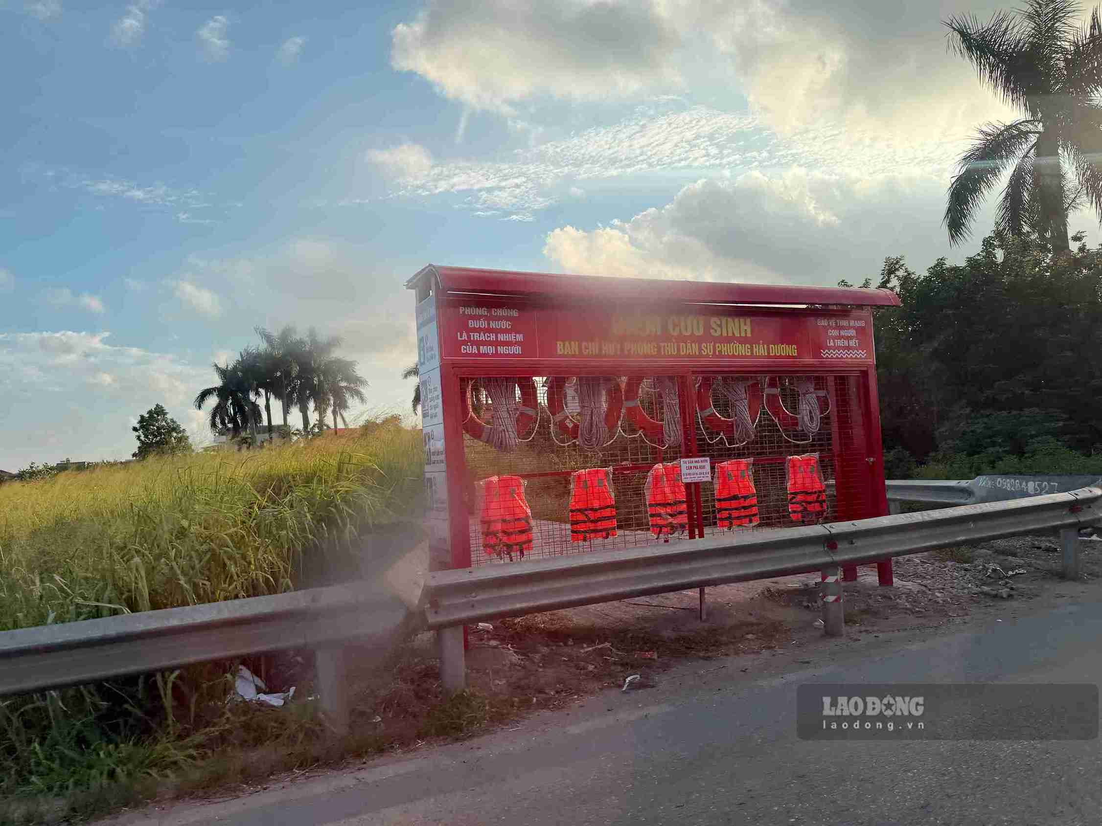 Điểm cứu sinh được lắp đặt tại khu vực cầu Phú Lương, phường Hải Dương. Ảnh: Mai Hương