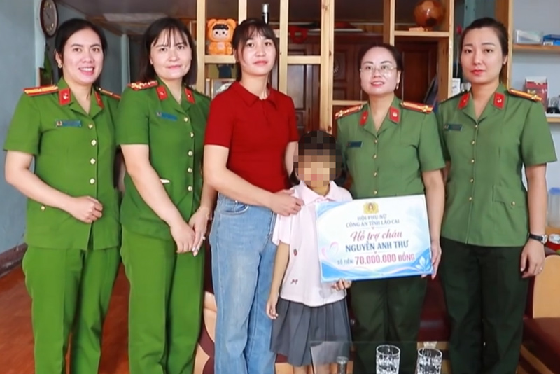 70 triệu đồng tiếp sức gia đình nữ cán bộ Công an Lào Cai có con chờ ghép gan