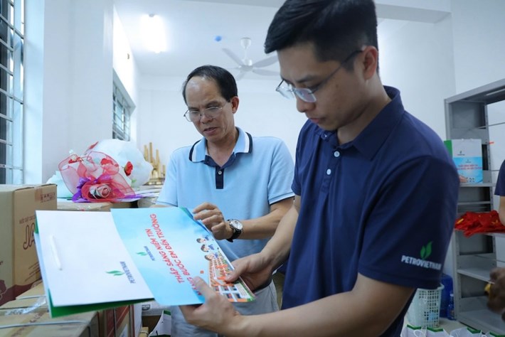 Công tác chuẩn bị quà Trung thu cho học sinh Trường Phổ thông nội trú Tiểu học & THCS Petrovietnam - Phong Thổ (Lai Châu) - một trong những hoạt động an sinh xã hội được các cán bộ Công đoàn Petrovietnam chuẩn bị chu đáo. Ảnh: Công đoàn Petrovietnam