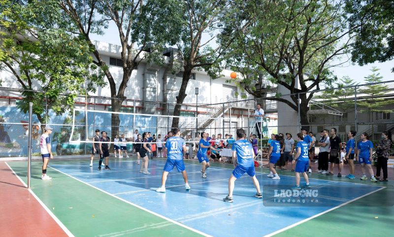 Đoàn viên, người lao động tranh tài trên sân đấu. Ảnh: Minh Hoàng (chụp ngày 27.8.2026)