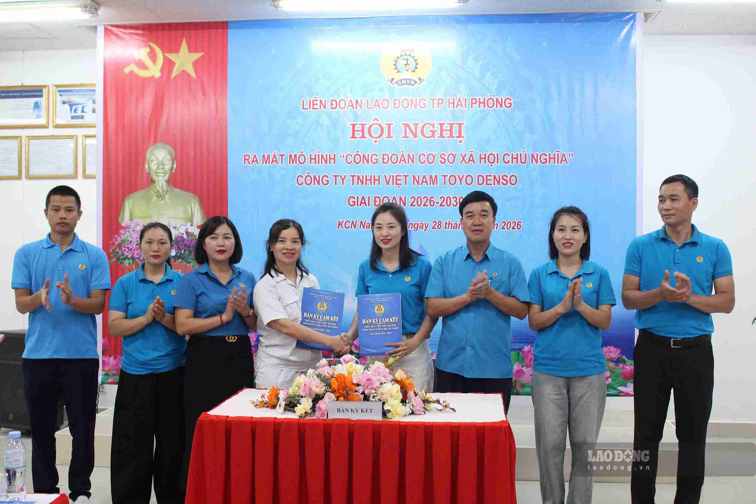 Đại diện Công đoàn Công ty TNHH Việt Nam Toyo Denso ký kết thực hiện mô hình giai đoạn 2026 - 2030. Ảnh: Mai Hương