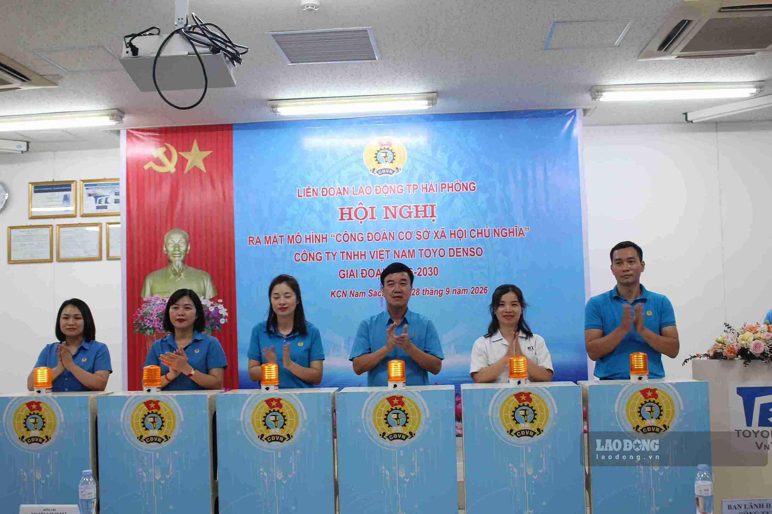 Các đại biểu thực hiện nghi thức ra mắt mô hình “Công đoàn cơ sở xã hội chủ nghĩa” giai đoạn 2026 - 2030. Ảnh: Mai Hương