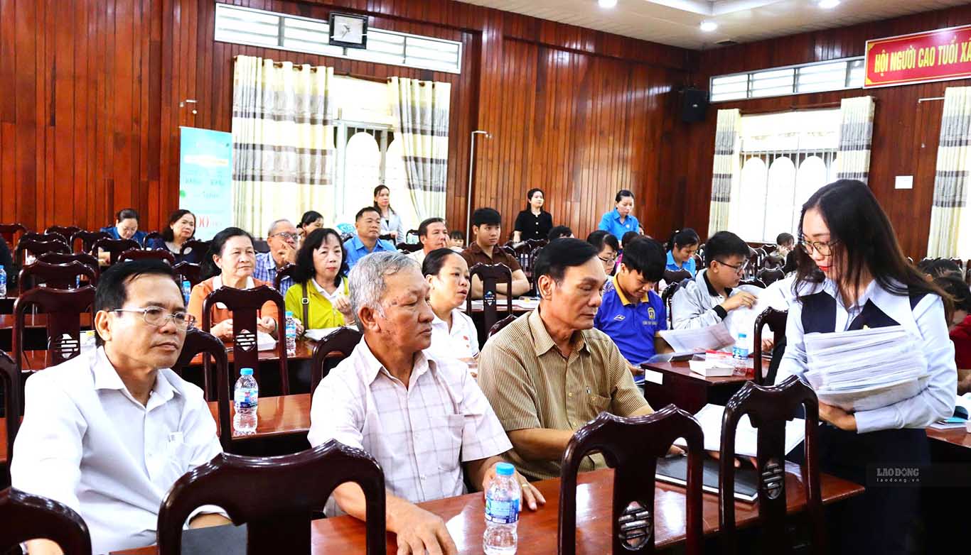 Công nhân, người lao động ở xã Bến Lức được tiếp cận thông tin về dự án nhà ở xã hội. Ảnh: Huỳnh Du ngày 27.9