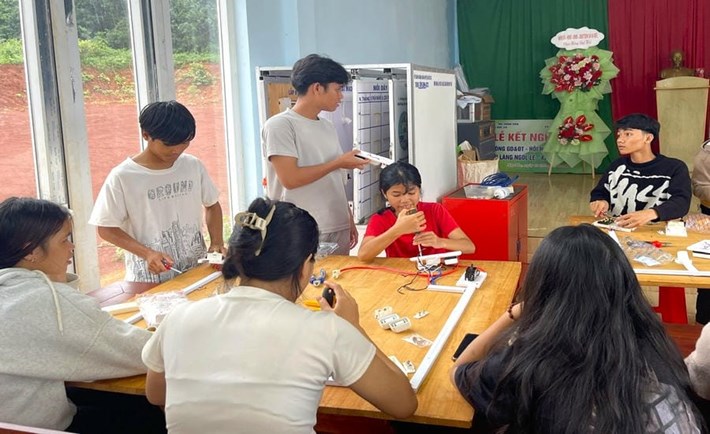 Các học viên trẻ thực hành nghề điện. Ảnh: Thanh Tuấn