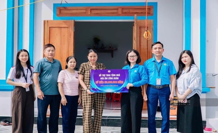 LĐLĐ tỉnh Nghệ An trao hỗ trợ 50 triệu đồng từ chương trình “Mái ấm Công đoàn” cho đoàn viên Lâm Thị Thảo có hoàn cảnh khó khăn. Ảnh: Duy Chương