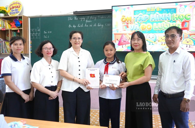 Giving money to support a baby girl taking care of her mother with a brain tumor in Hai Phong