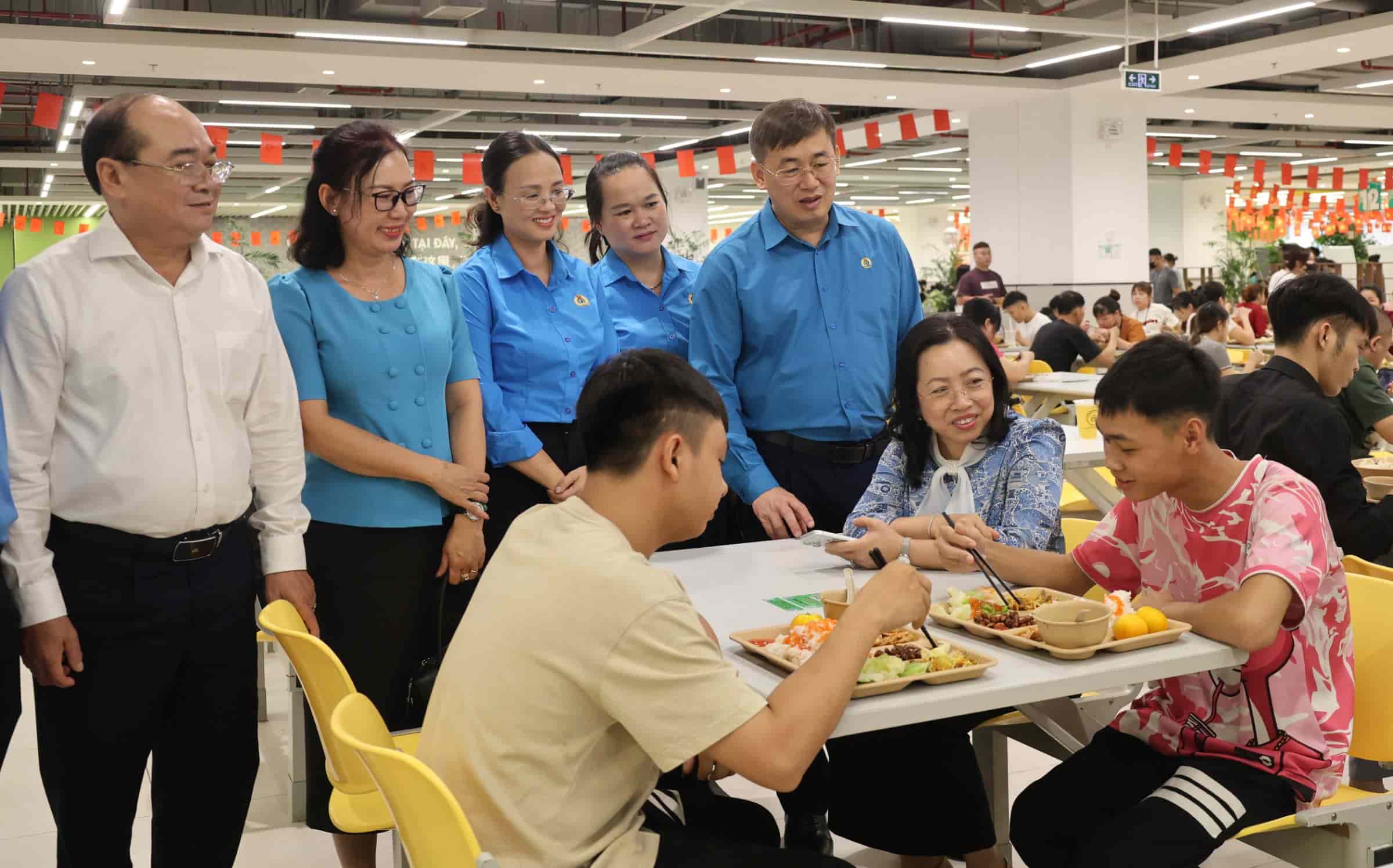 Đoàn công tác thăm hỏi, động viên công nhân của Công ty Goertek Việt Nam. Ảnh: Quyết Chiến.