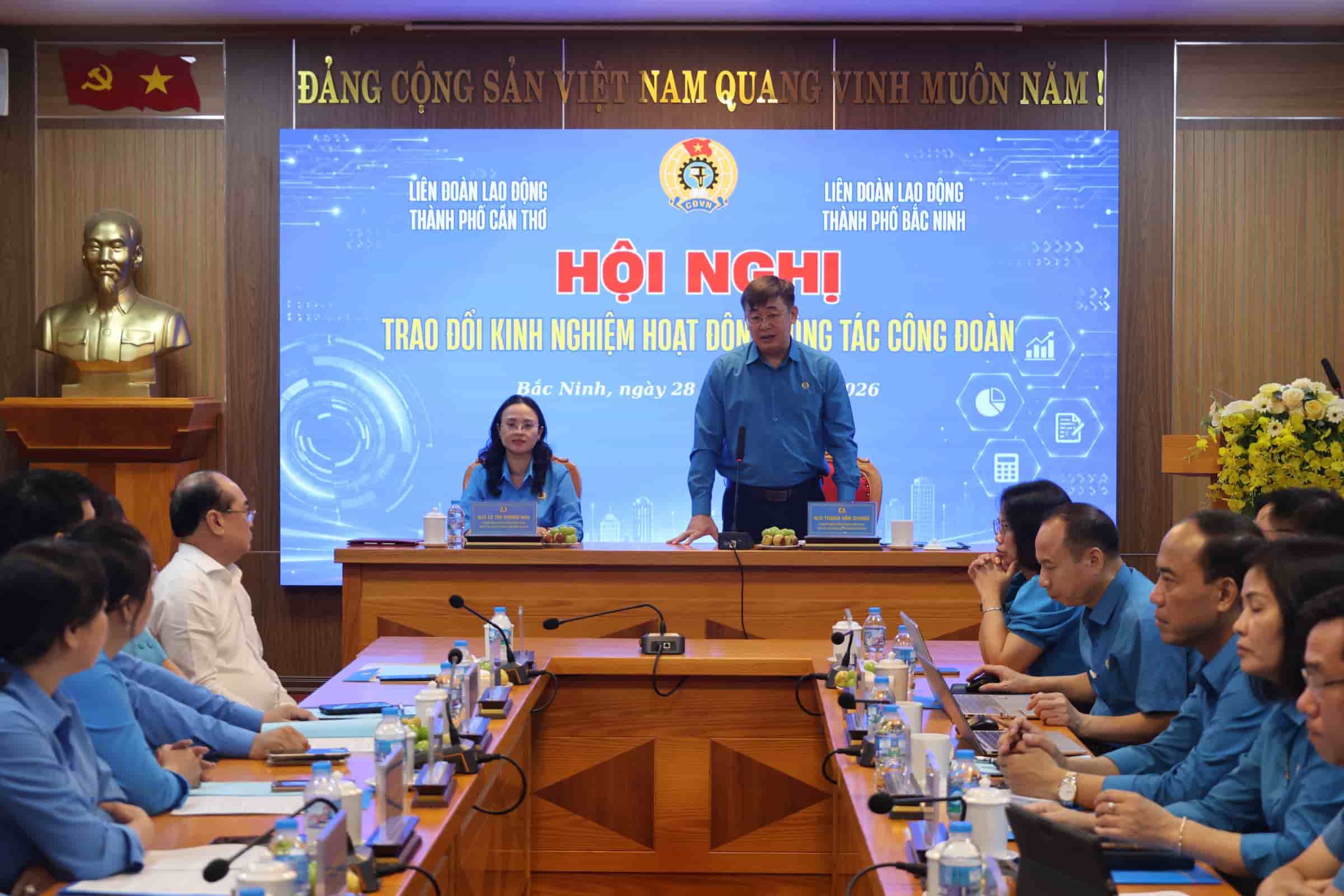 Đoàn công tác Liên đoàn Lao động thành phố Cần Thơ đến thăm, làm việc với Liên đoàn Lao động thành phố Bắc Ninh. Ảnh: Quyết Chiến.