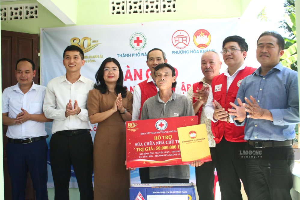 Ông Nguyễn Luận nhận bàn giao căn nhà sau khi được hỗ trợ sửa chữa tại phường Hòa Khánh. Ảnh: Thanh Huyền