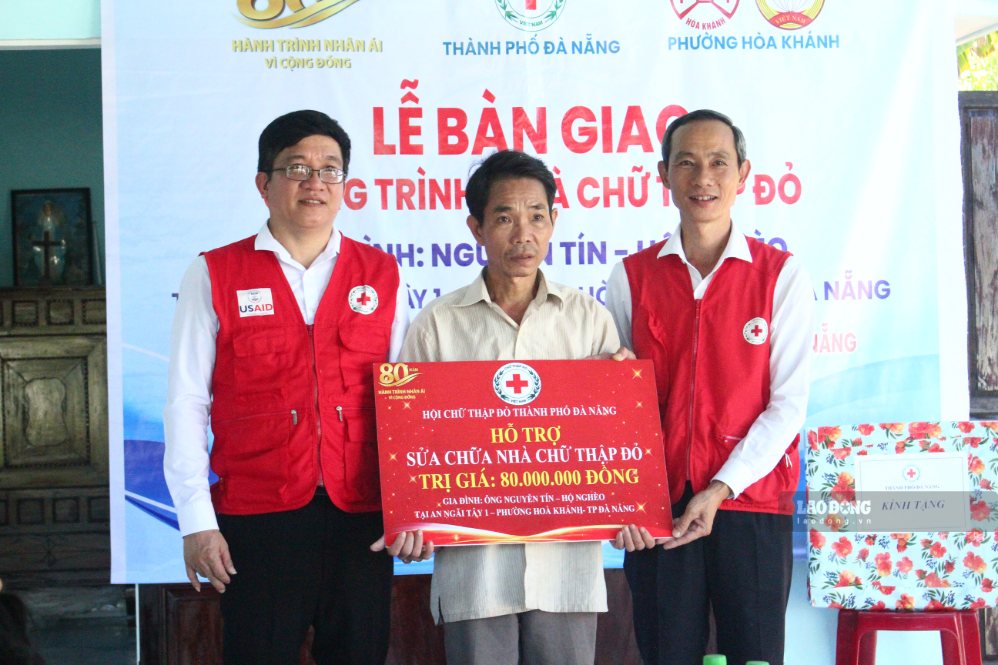 Gia đình ông Nguyễn Tín nhận bàn giao căn nhà mới tại phường Hòa Khánh, TP Đà Nẵng. Ảnh: Thanh Huyền