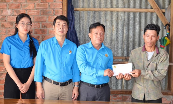 Công đoàn xã Đại Lộc, Đà Nẵng thăm, hỗ trợ gia đình đoàn viên qua đời do bệnh hiểm nghèo. Ảnh: Công đoàn Đại Lộc