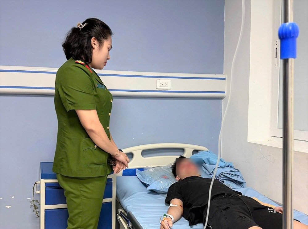Nữ cán bộ công an Nghệ An giúp người gặp tai nạn giữa đêm