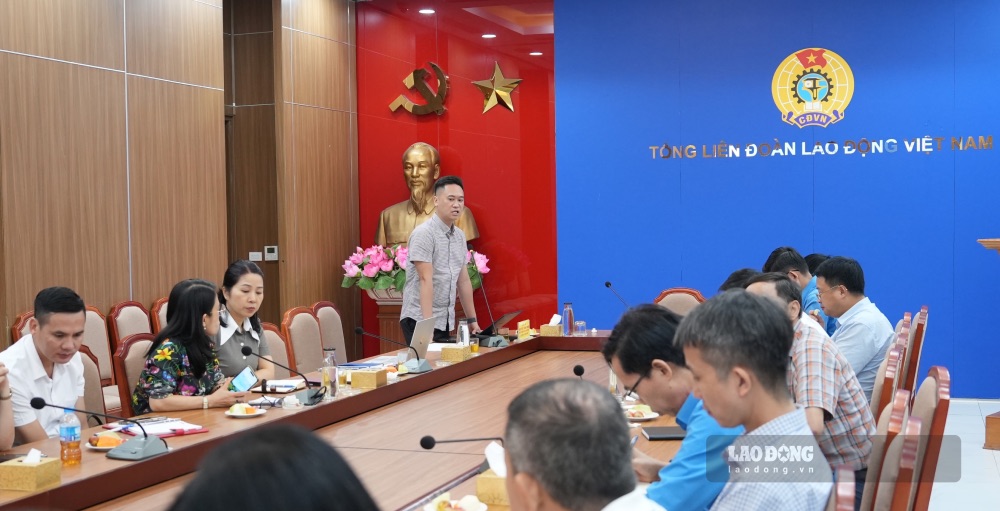Báo cáo viên của Bộ Tư lệnh 86 truyền đạt truyên đề “Kỹ năng nhận diện, xử lý thông tin xấu, độc và đấu tranh phản bác quan điểm sai trái, thù địch trên không gian mạng“. Ảnh: Trần Vương