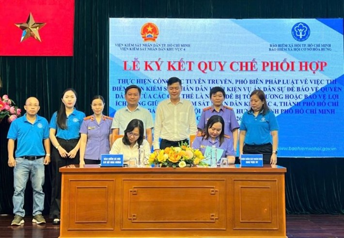 BHXH cơ sở Hòa Hưng ký kết phối hợp với VKSND Khu vực 4 thực hiện Nghị quyết số 205/2025/QH15 của Quốc hội. Ảnh: BHXH TPHCM cung cấp