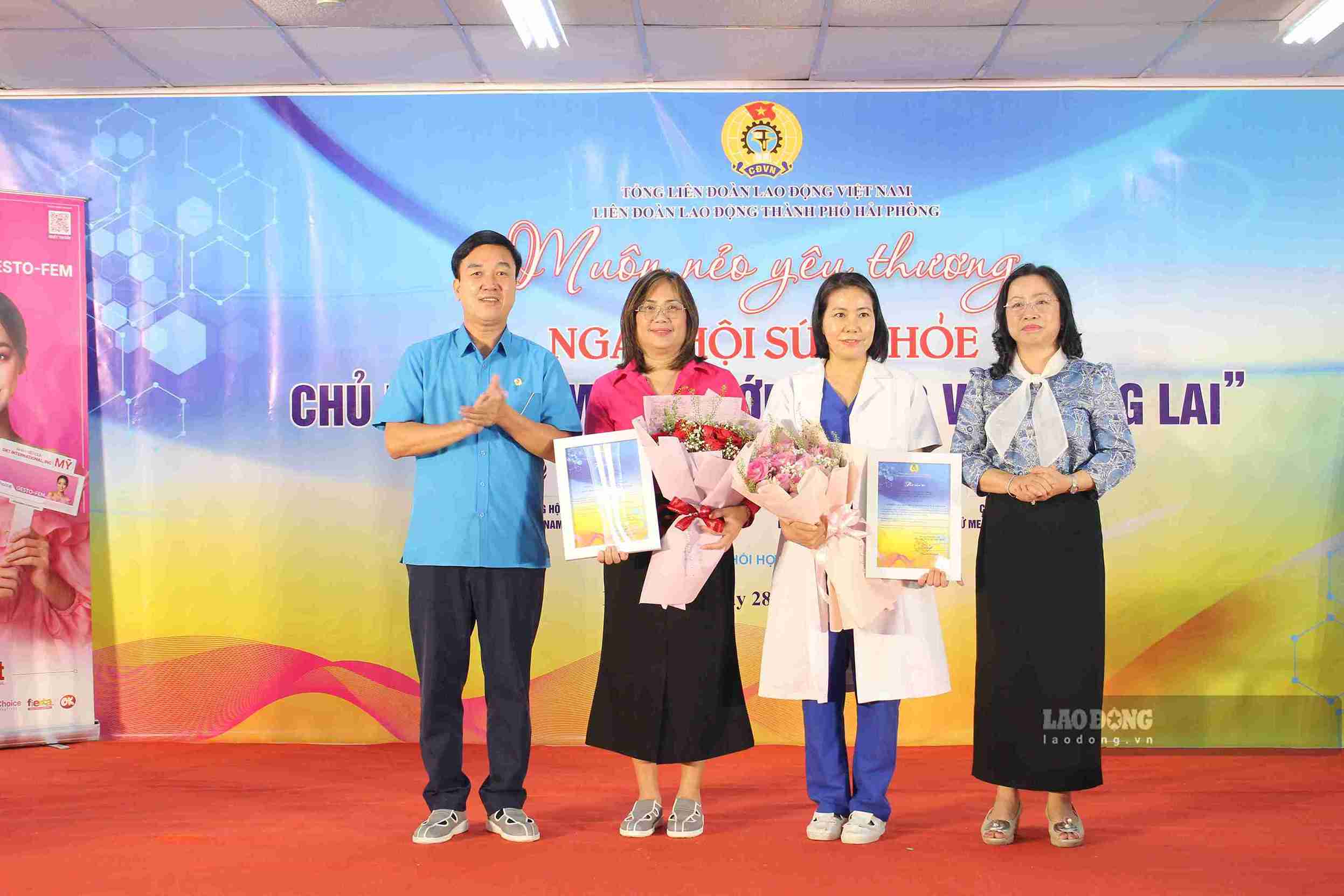 Bà Thái Thu Xương - Phó Chủ tịch Thường trực Tổng Liên đoàn Lao động Việt Nam - tặng hoa đại diện đơn vị phối hợp tổ chức Ngày hội sức khỏe. 