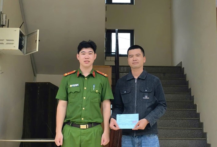Công an xã Di Linh hỗ trợ anh Trần Văn Tưởng trả lại 1 tỉ đồng cho người chuyển nhầm. Ảnh: Công an xã Di Linh